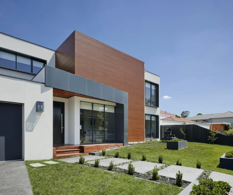 Moderne Villa mit Garten und großen Fenstern